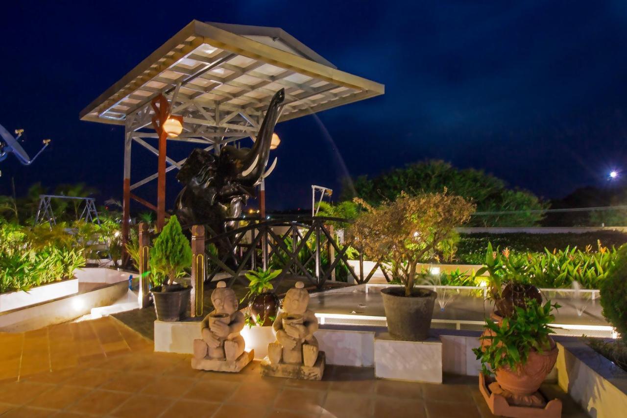 Sky View Hotel Bagan Bagian luar foto