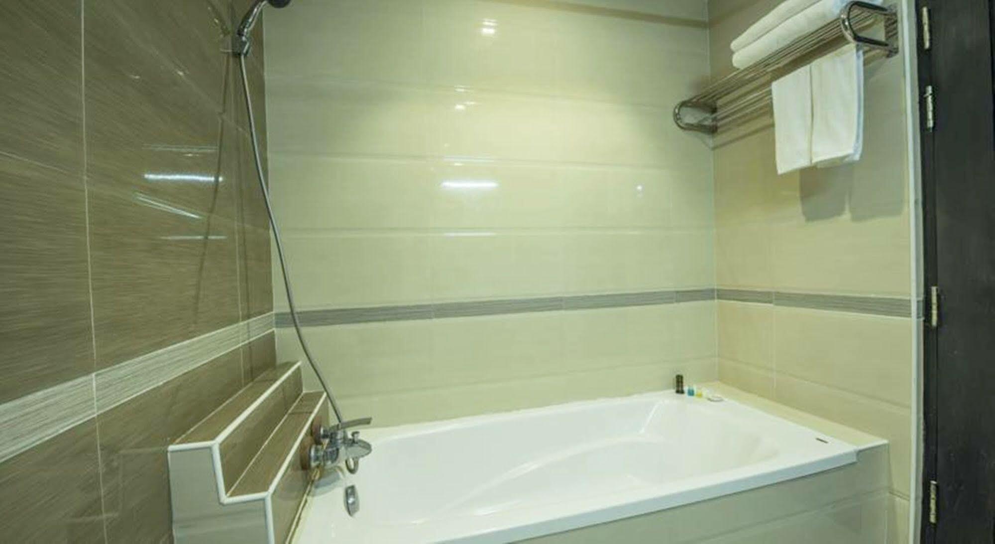Sky View Hotel Bagan Bagian luar foto