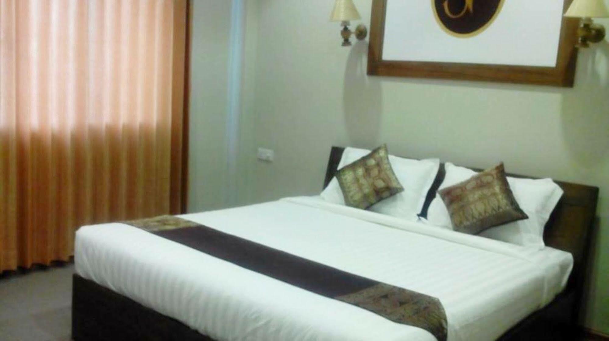 Sky View Hotel Bagan Bagian luar foto